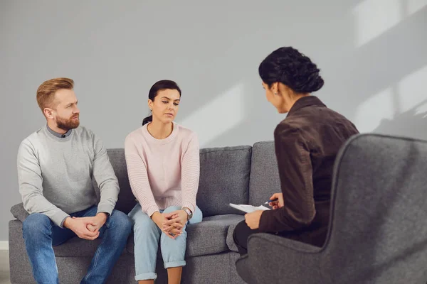 Familie psycholoog. Vrouwelijke psycholoog bij een psychotherapiesessie met familie op kantoor. — Stockfoto