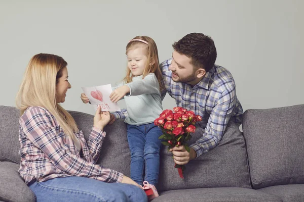 Happy mothers day. Children and father congratulate mom with flowers gift — Φωτογραφία Αρχείου