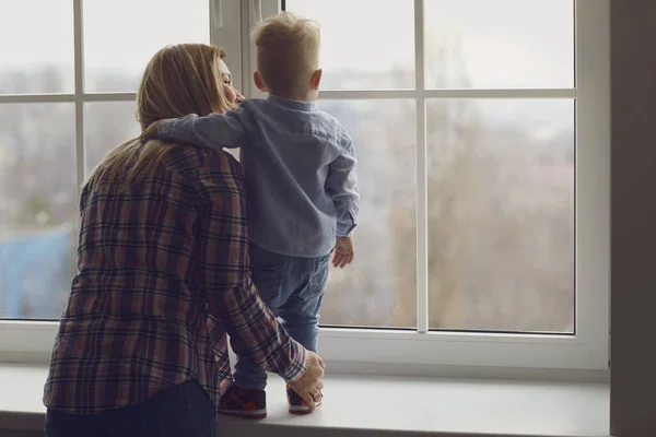 Mother and baby are looking out the window. — Φωτογραφία Αρχείου