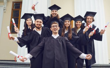 Bir grup mezun gülümsüyor