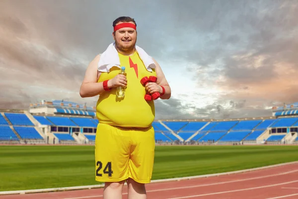 Gordo homem com halteres esportes no estádio . — Fotografia de Stock