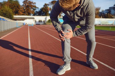 Eğitimde dizinden yaralanmış. Adam egzersiz sırasında bacağını yaralamış..