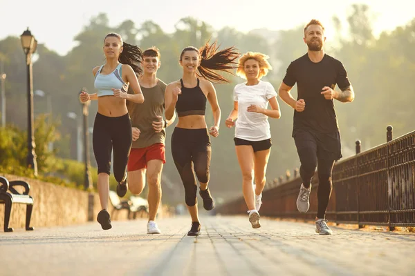 Group of runners in the park in the morning. — Stockfoto