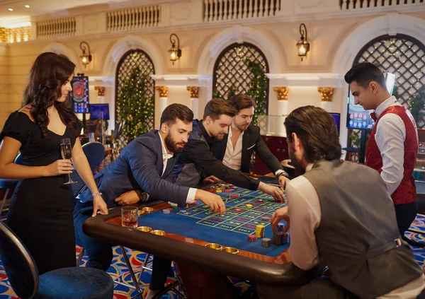 Poker-Spieler wetten am Roulette-Tisch im Casino. — Stockfoto