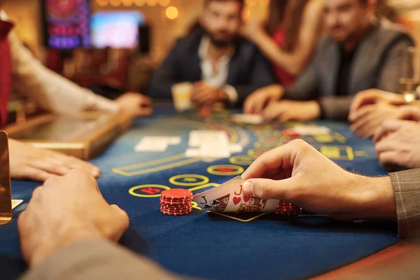 Folk spelar poker vid bordet i casinot. — Stockfoto