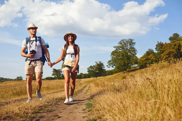 Couple travelers with backpack on hike in nature — Stok fotoğraf