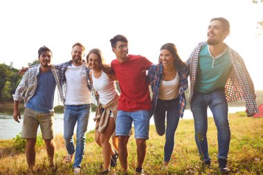 Piknikte gülümseyen bir grup insan