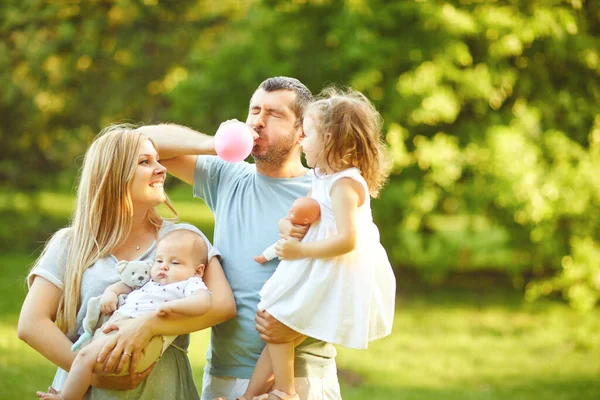 Famiglia con baby stand sull'erba nel parco — Foto Stock