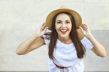 Güzel bir gülümseme ile bir kız bir şehir sokakta gülüyor.