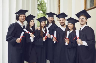 Bir grup mezun gülümsüyor