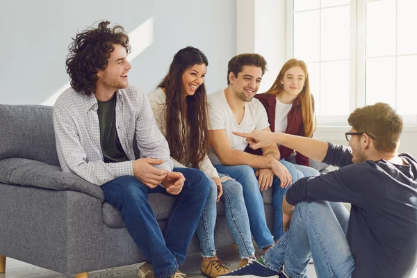 A group of friends talking in a room. — Stock Photo, Image