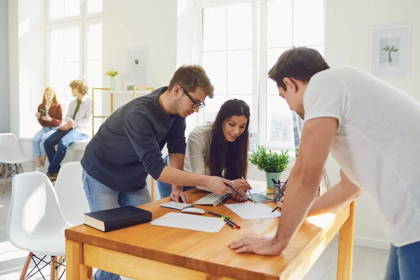 Teamwork. Students prepare a job analyze discuss business strategies at a table in the office. — Stockfoto