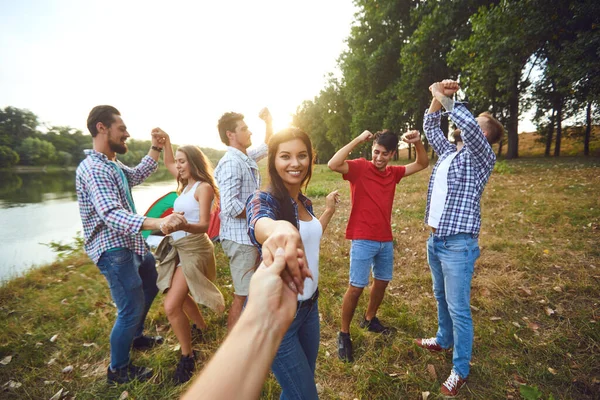 Kamarádi si užijí běh po jezeře na pikniku. — Stock fotografie