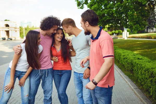 Jongeren lachen om een bijeenkomst op straat in de stad. — Stockfoto