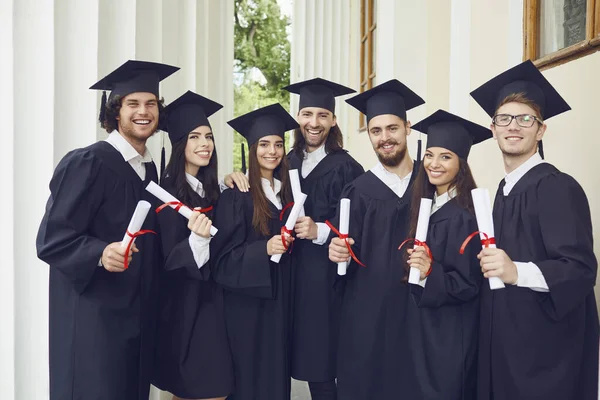 En grupp akademiker som ler — Stockfoto