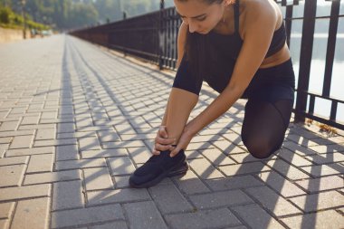 Parkta atlet kız diz yaralanması.