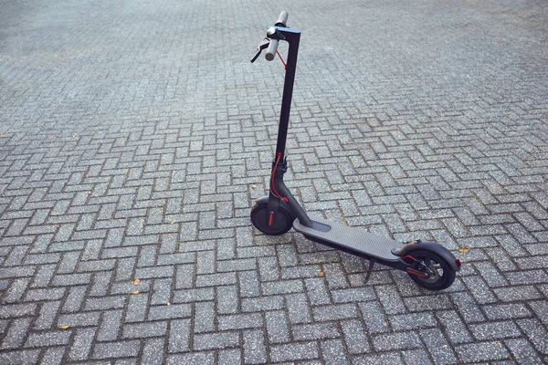 Scooter elétrico em um contexto de uma parede — Fotografia de Stock