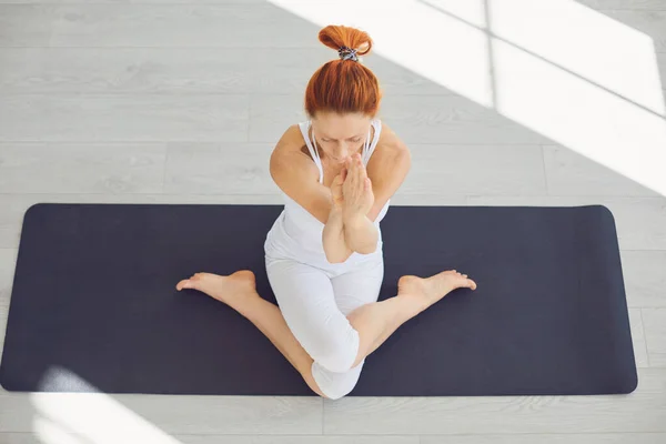 Chica del yoga. Chica de fitness está practicando yoga en una posición de loto sentado en un estudio — Foto de Stock