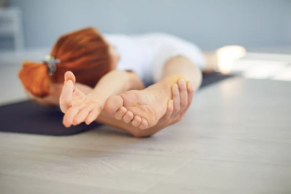 Chica del yoga. El concepto de un estilo de vida activo de los deportes vida deportiva fitness yoga pilates meditación relajación relajación gimnasio . — Foto de Stock