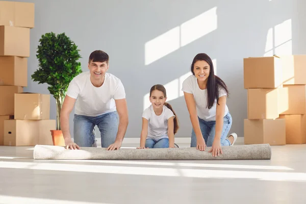 Happy family with children moving in a new apartment house. — Stockfoto