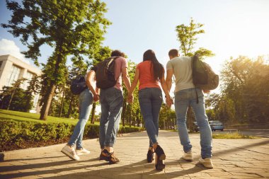 Sokakta gün batımında mutlu bir grup insan