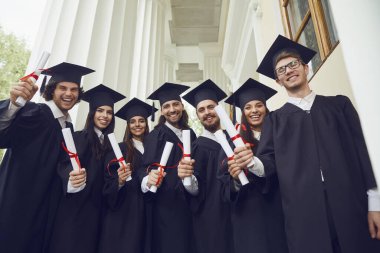 Bir grup mezun gülümsüyor