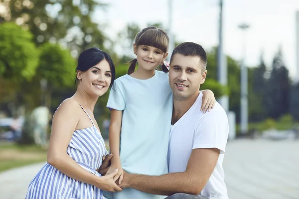 Lycklig familj på en stadsgata. — Stockfoto