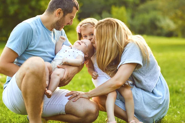 Familia feliz divertirse jugando en el parque . — Foto de Stock