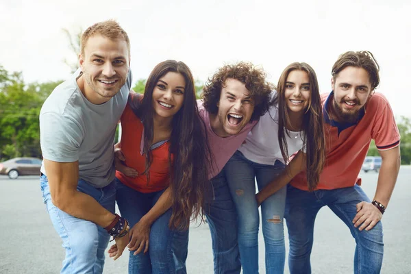 Gelukkige vrienden wandelen door de straten van een Europese stad. — Stockfoto