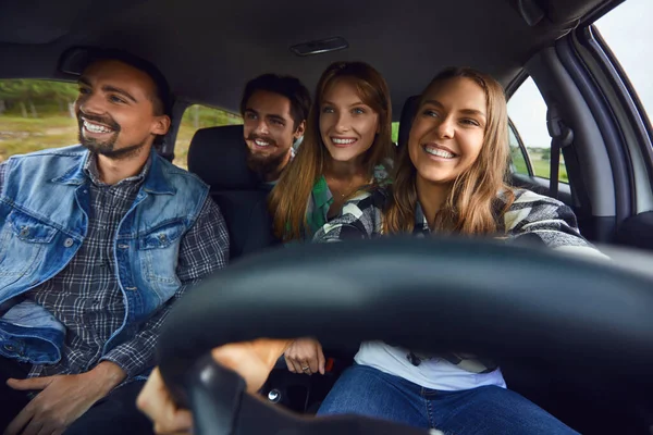 Un groupe d'amis heureux conduisent en voiture . — Photo