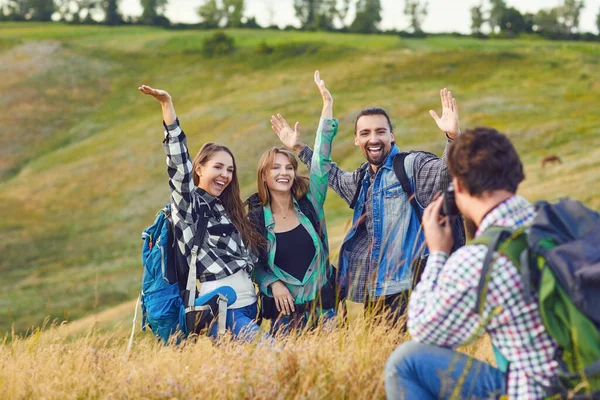 Vrienden glimlachende toeristen worden gefotografeerd in een wandeling — Stockfoto