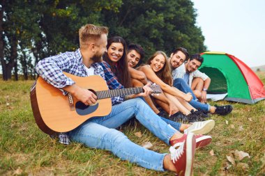 Gençler hafta sonları doğada eğleniyor..