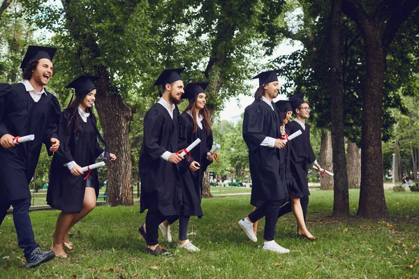 Un grupo de graduados sonriendo — Foto de Stock