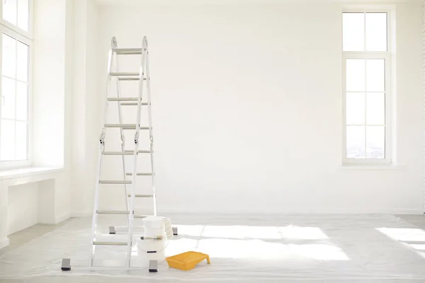 Pintura en una habitación blanca con ventanas con escalera — Foto de Stock