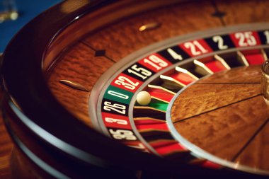 Kumarhanede rulet masası beyaz topu sıfıra yakın.