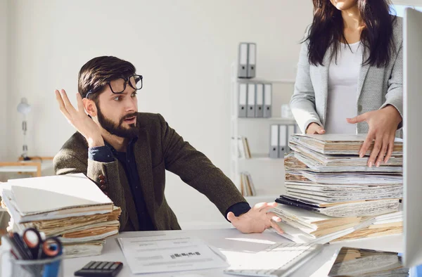 Trabajador empresario cansado molesto indignado infeliz sentado en el trabajo en el lugar de trabajo en la oficina . — Foto de Stock