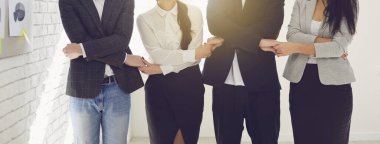 Yaratıcı iş adamları içeride dururken el ele tutuşuyorlar..