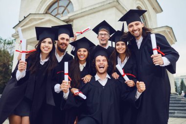 Bir grup mezun gülümsüyor