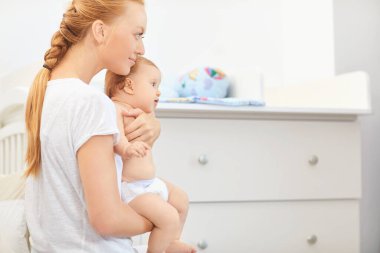 Mutlu anne ve bebek odada oynuyor..