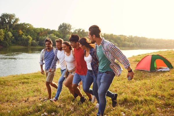 Друзья веселятся, бегая по озеру на пикник. . — стоковое фото