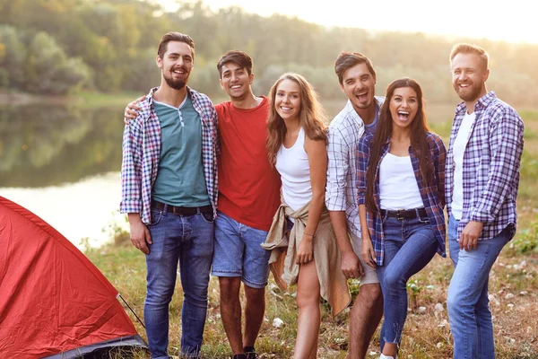 Skupina lidí, kteří se usmívají a stojí na pikniku — Stock fotografie