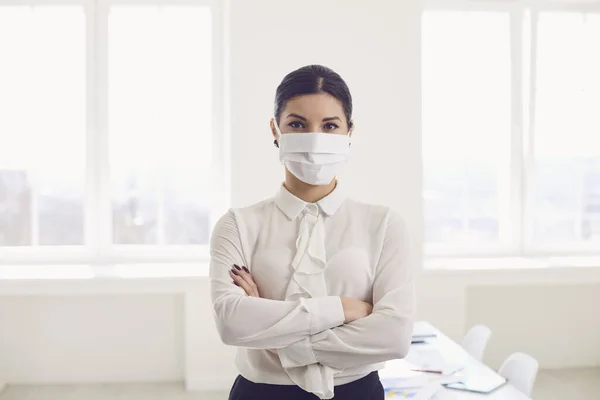Bahaya infeksi infeksi infeksi virus coronavirus. Pengusaha wanita bertopeng medis di kantor — Stok Foto