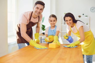 Mutlu aile evdeki odayı temizler..