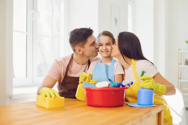 Szczęśliwa rodzina sprząta pokój w domu. — Zdjęcie stockowe
