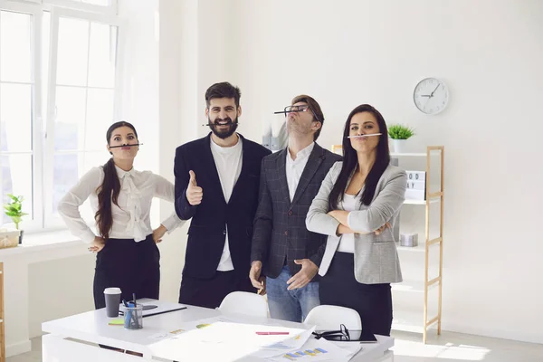 Equipo de negocios grupo diverso de empleados están trabajando analizar en una reunión en una mesa en la oficina . —  Fotos de Stock