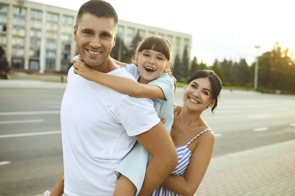 Glad leende familj går på gatan. — Stockfoto