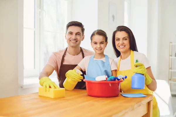 Glückliche Familie putzt das Zimmer im Haus. — Stockfoto