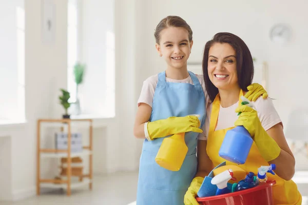 Glad leende familj städar vardagsrummet — Stockfoto