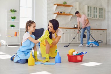 Mutlu aile evdeki odayı temizler..