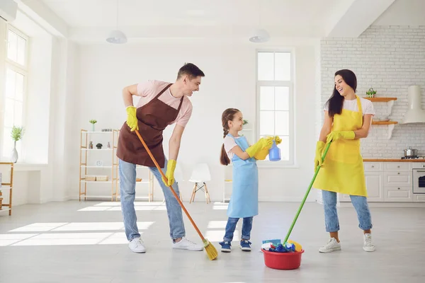 La famiglia felice pulisce la stanza in casa . — Foto Stock